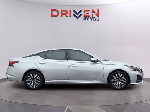 Used 2023 Nissan Altima 2.5 SV FWD image 6
