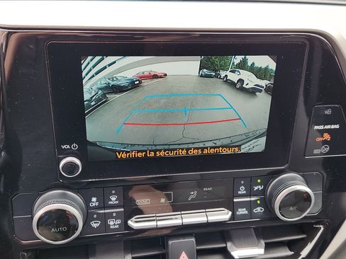 Certified 2024 Toyota Highlander LE FWD image 15