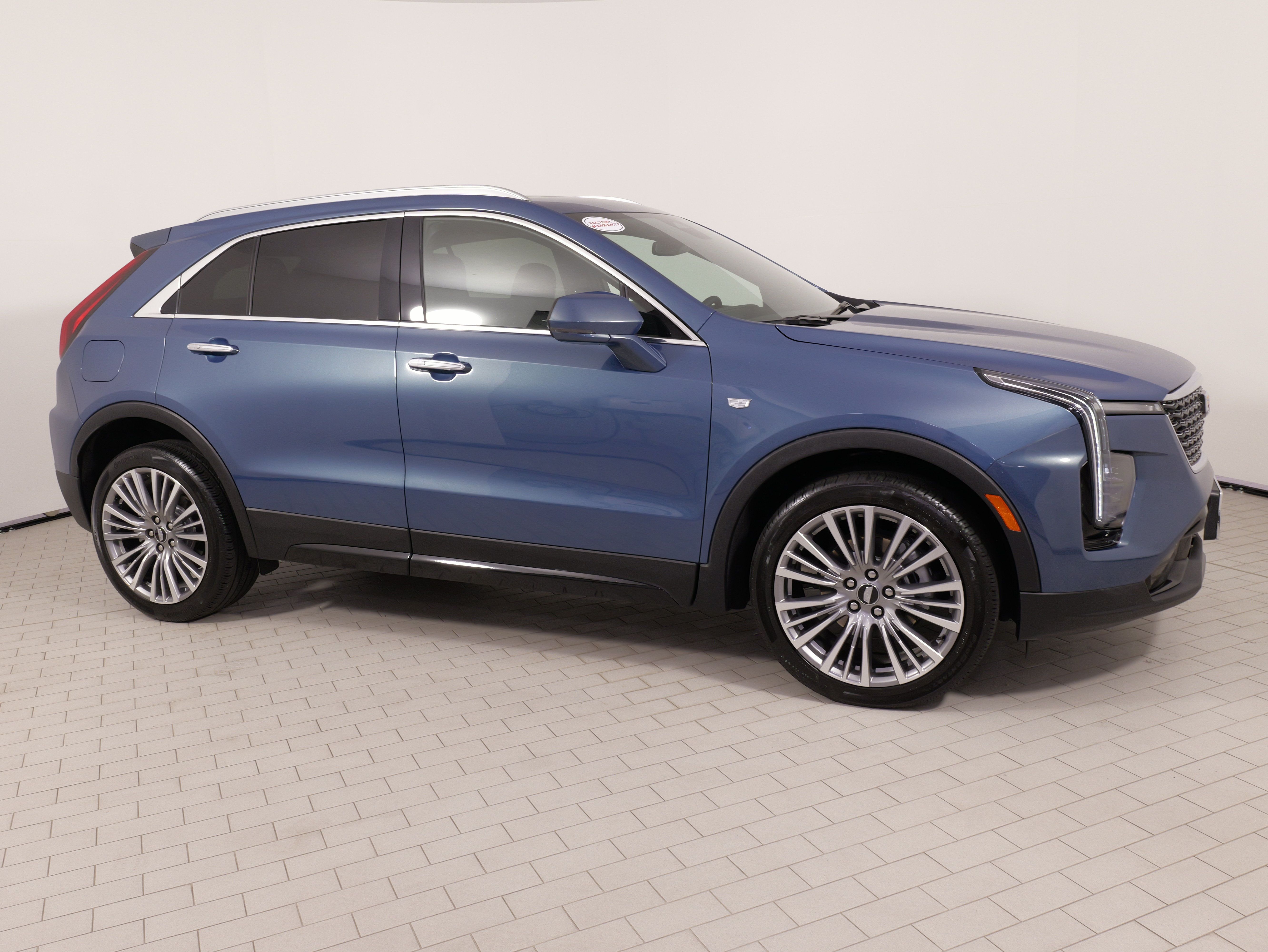 Used 2024 Cadillac XT4 Premium Luxury w/ Cold Weather Package AWD/4WD image 8