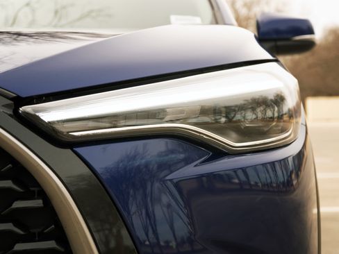 Used 2024 Toyota Corolla Cross XLE image 11