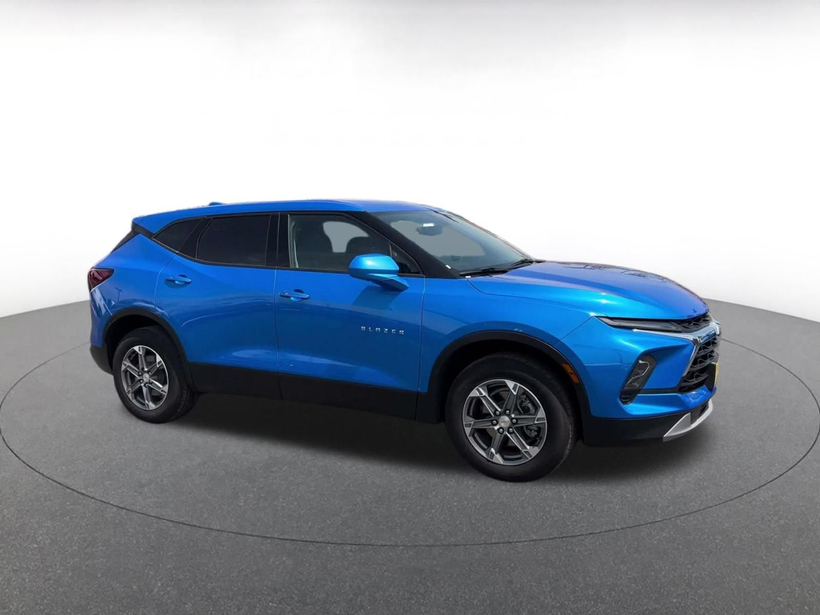 Used 2025 Chevrolet Blazer LT FWD image 2