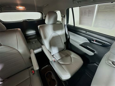 Used 2025 Toyota Highlander XLE image 14