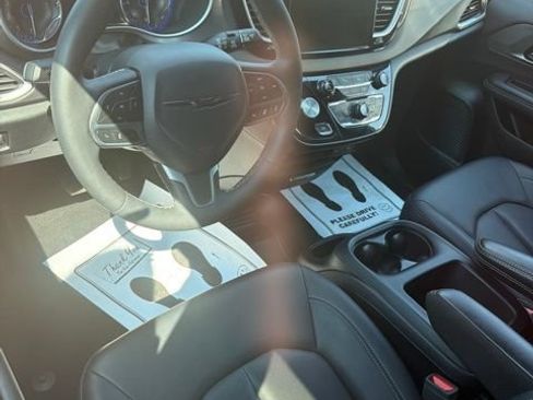 Used 2025 Chrysler Pacifica Select FWD image 9