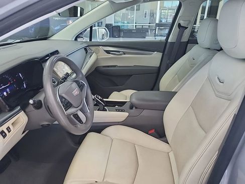 Used 2017 Cadillac XT5 Luxury w/ Driver Awareness Package image 9