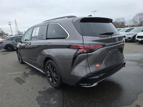 Used 2021 Toyota Sienna XSE w/ XSE Plus Package image 4