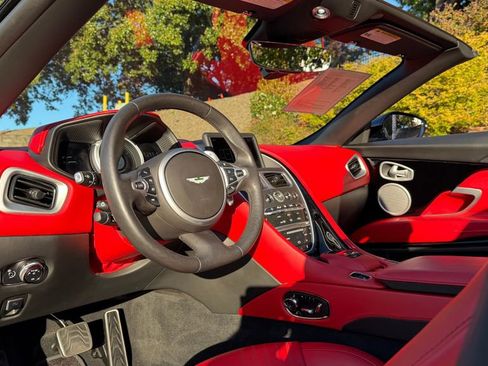 Used 2019 Aston Martin DB11 Volante image 3