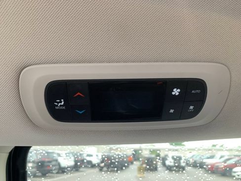 Used 2018 Chrysler Pacifica Touring-L FWD image 18