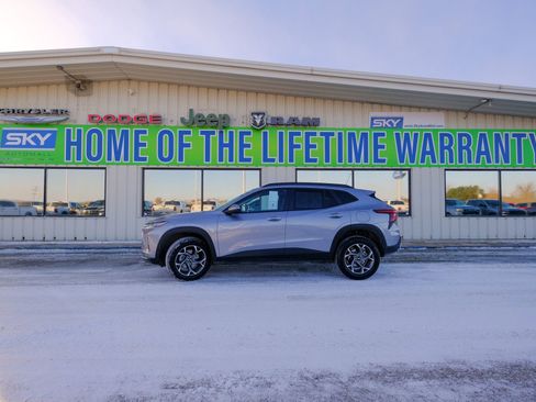 Used 2025 Chevrolet Trax LT image 3