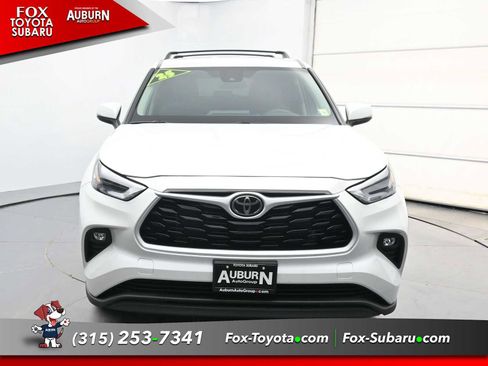 Used 2025 Toyota Highlander LE FWD image 3