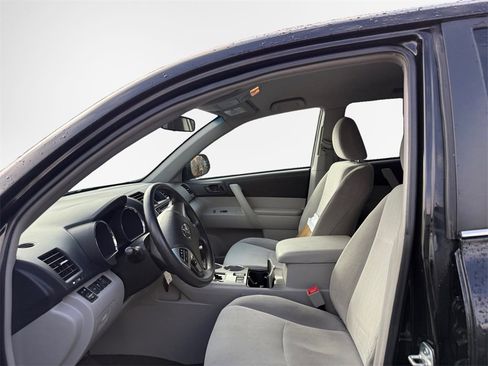 Used 2013 Toyota Highlander Plus w/ Cold Weather Pkg image 12