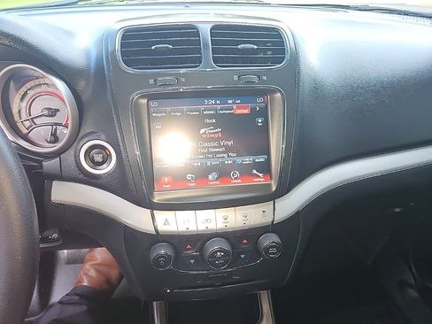 Used 2019 Dodge Journey SE image 17