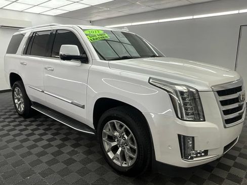 Used 2017 Cadillac Escalade Premium Luxury AWD/4WD image 3
