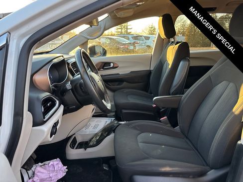 Used 2022 Chrysler Voyager LX FWD image 12