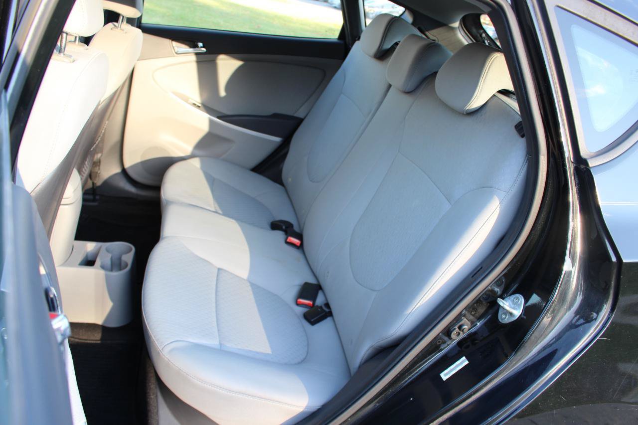 Used 2014 Hyundai Accent SE FWD image 29