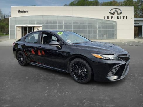 Used 2020 Toyota Camry SE image 2