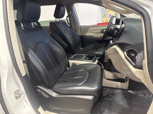 Used 2023 Chrysler Pacifica Touring-L FWD image 92