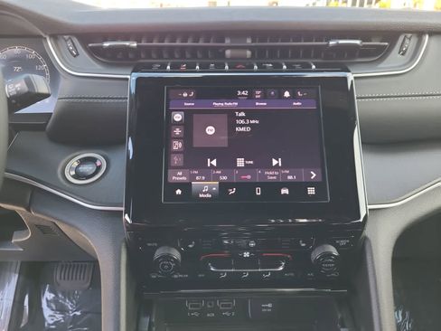 New 2025 Jeep Grand Cherokee L Altitude image 24