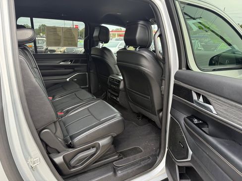 Used 2024 Jeep Wagoneer L Series II w/ Flexible Seating Group image 10