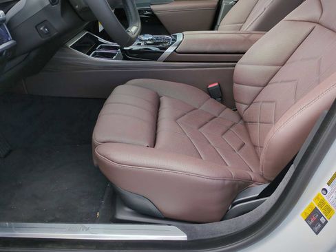 Used 2024 BMW i7 xDrive60 image 16