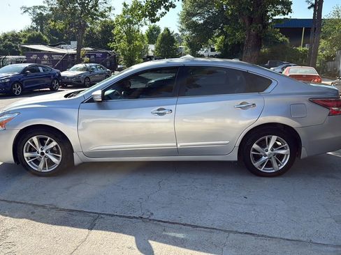 Used 2015 Nissan Altima 2.5 SV w/ Convenience Package FWD image 2