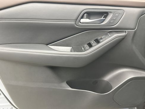 Used 2023 Nissan Rogue SL image 9