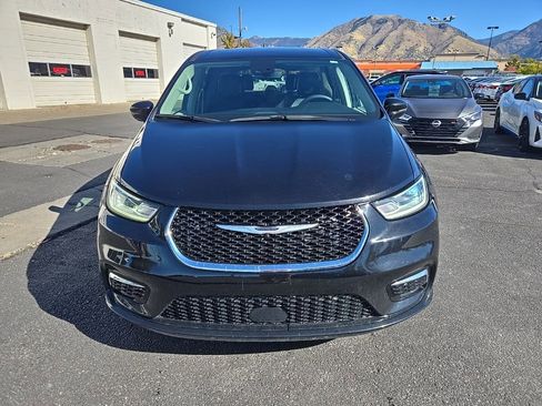 Used 2024 Chrysler Pacifica Touring-L image 2