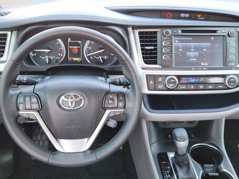 Used 2017 Toyota Highlander XLE AWD/4WD image 31