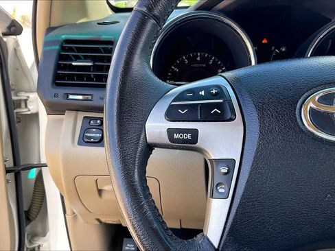 Used 2012 Toyota Highlander SE FWD image 21
