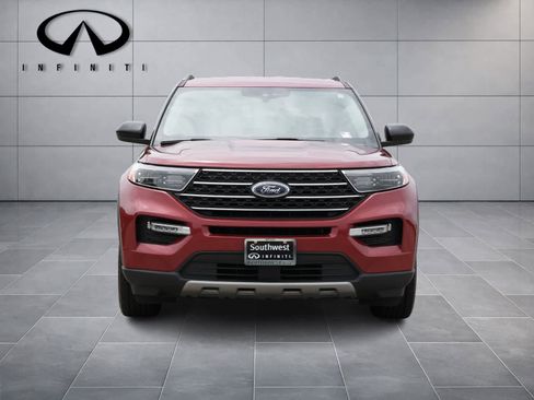 Used 2024 Ford Explorer XLT w/ Equipment Group 202A RWD image 2