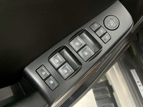 Used 2018 Chevrolet Suburban LT w/ LT Signature Package AWD/4WD image 21