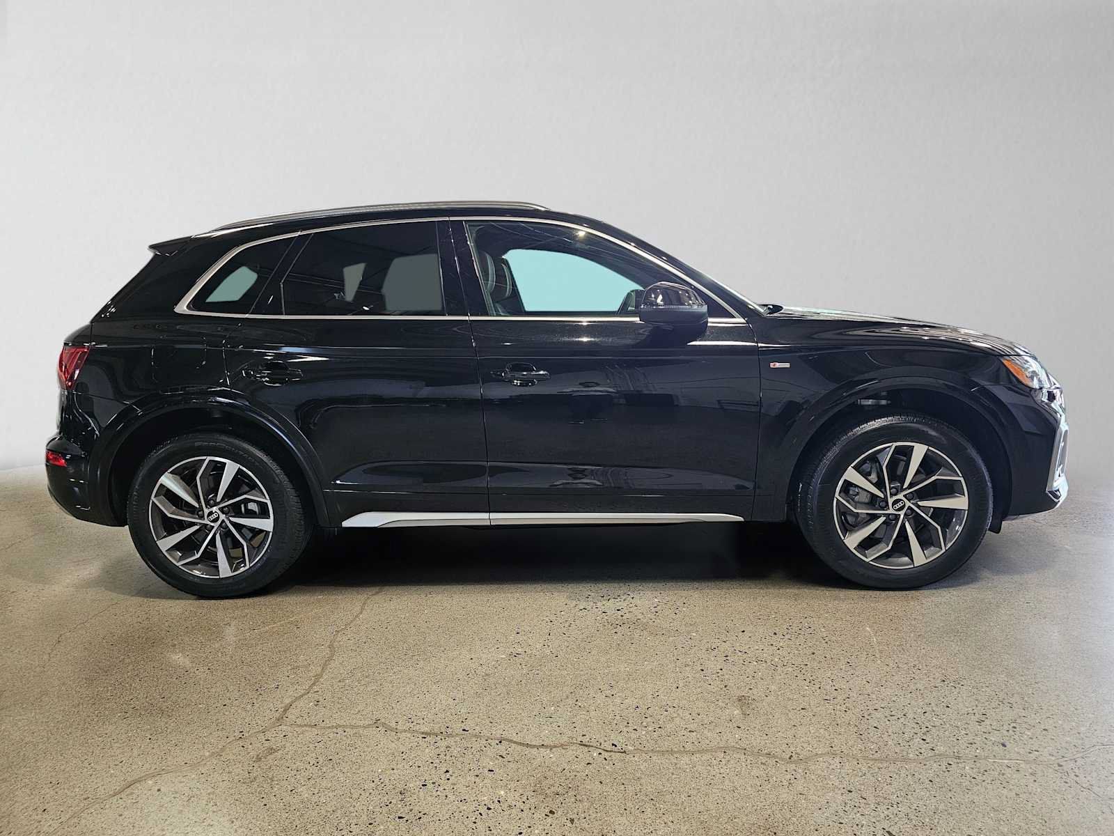 Used 2023 Audi Q5 2.0T Premium Plus w/ Premium Plus Package AWD/4WD image 2