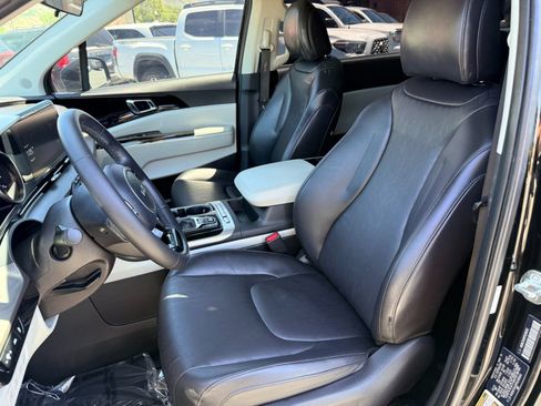 Used 2023 Kia Carnival EX FWD image 21