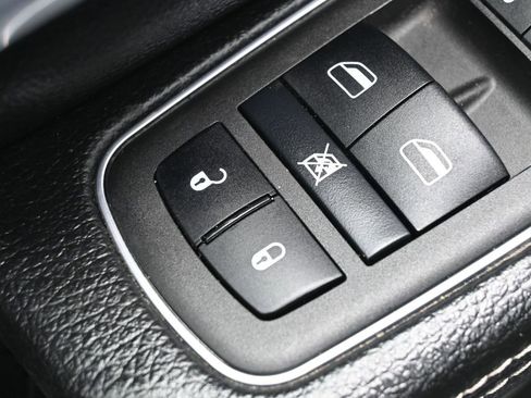 Used 2024 RAM 1500 Laramie AWD/4WD image 15