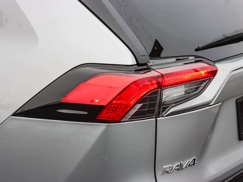 Used 2022 Toyota RAV4 SE image 8