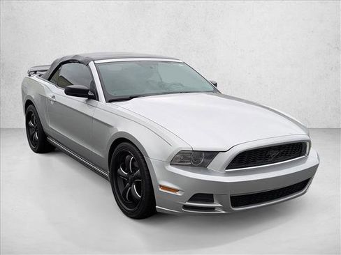 Used 2014 Ford Mustang Convertible RWD image 3