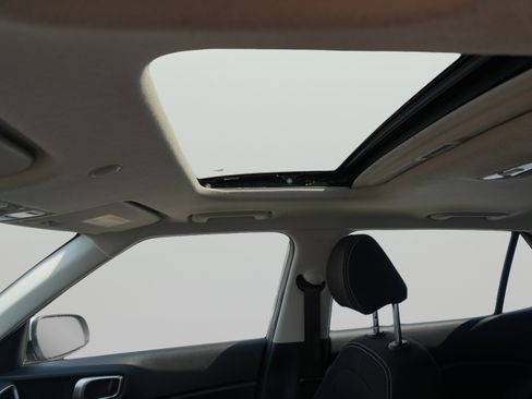 Used 2025 Hyundai Venue SEL FWD image 27