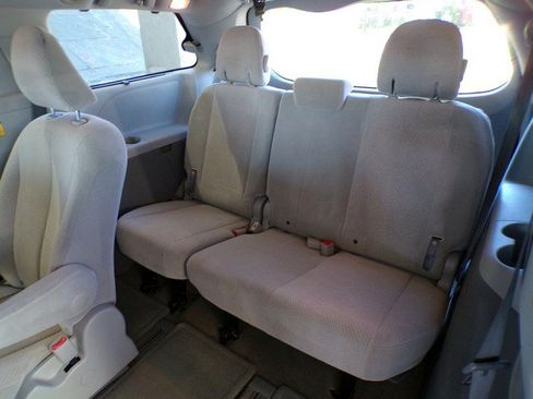 Used 2012 Toyota Sienna LE AWD/4WD image 11