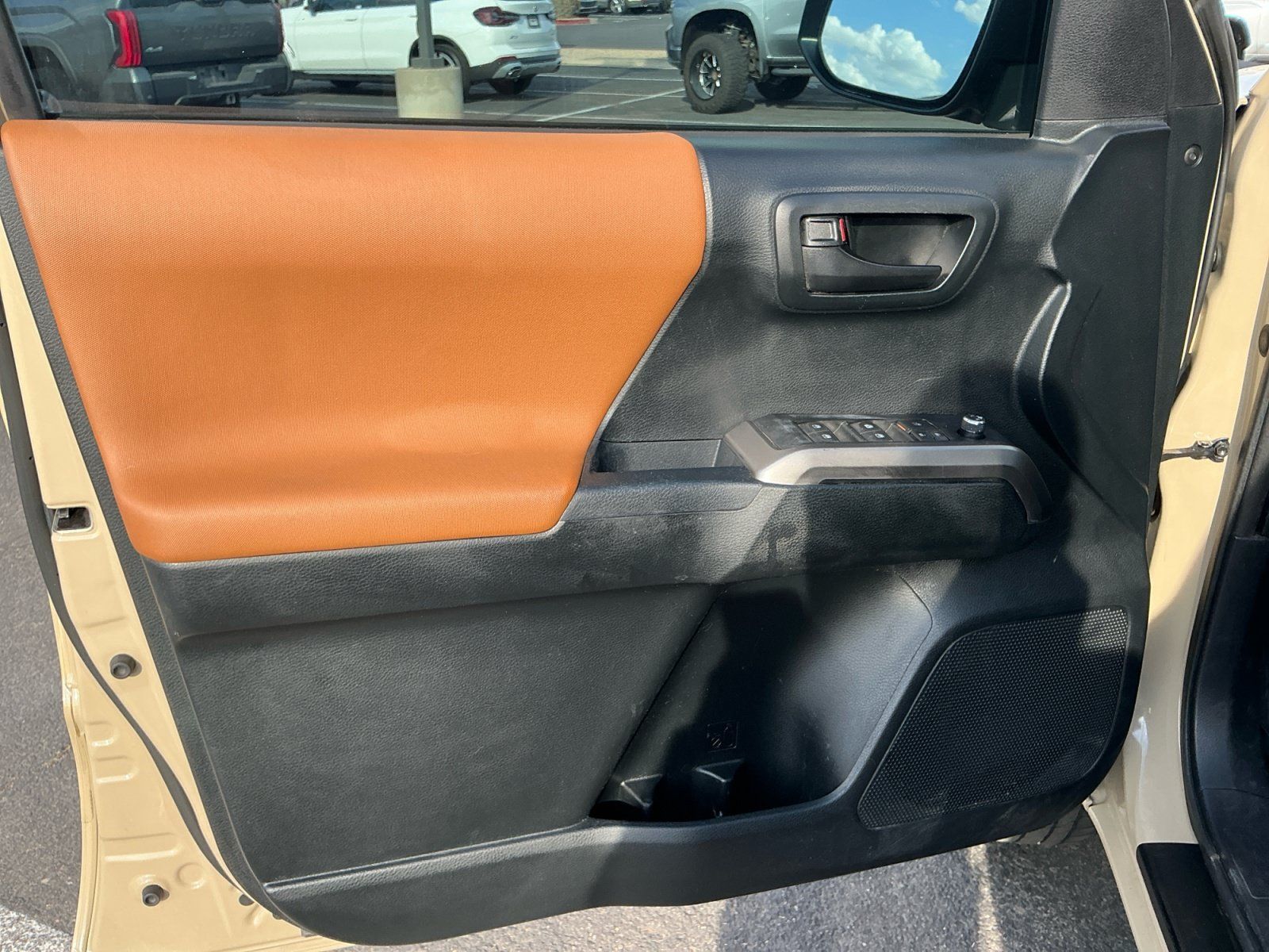 Used 2017 Toyota Tacoma SR5 w/ Tow Package RWD image 12