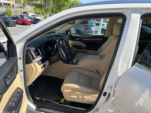 Used 2017 Toyota Highlander Limited AWD/4WD image 16