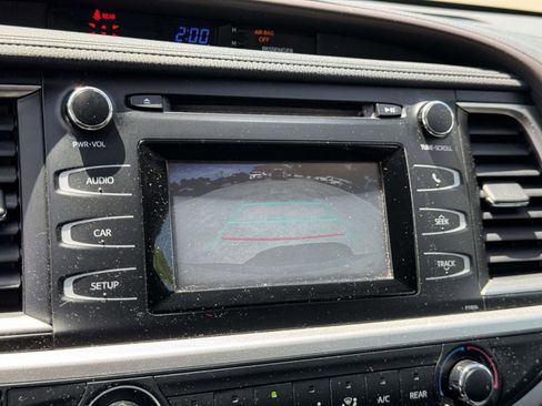 Used 2019 Toyota Highlander LE AWD/4WD image 33