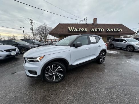 Used 2020 Volvo XC40 T5 R-Design image 3