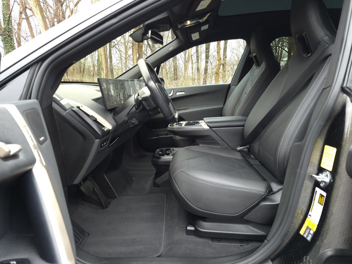 Used 2024 BMW iX xDrive50 w/ Premium Package AWD/4WD image 11