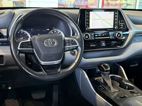 Certified 2022 Toyota Highlander XLE image 32