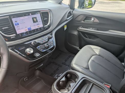 New 2027 Chrysler Pacifica Select FWD image 21