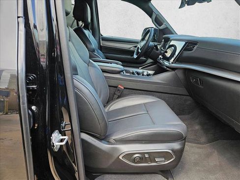 Used 2025 Jeep Wagoneer L Series II w/ Premium Group I image 19