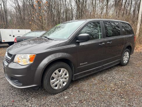 Used 2019 Dodge Grand Caravan SE w/ Power Convenience Group I image 5