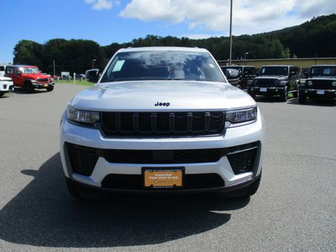 Used 2026 Jeep Grand Cherokee Altitude AWD/4WD image 2
