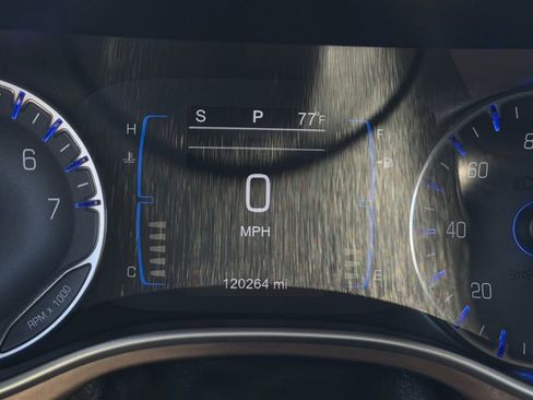 Used 2017 Chrysler Pacifica Touring-L FWD image 23