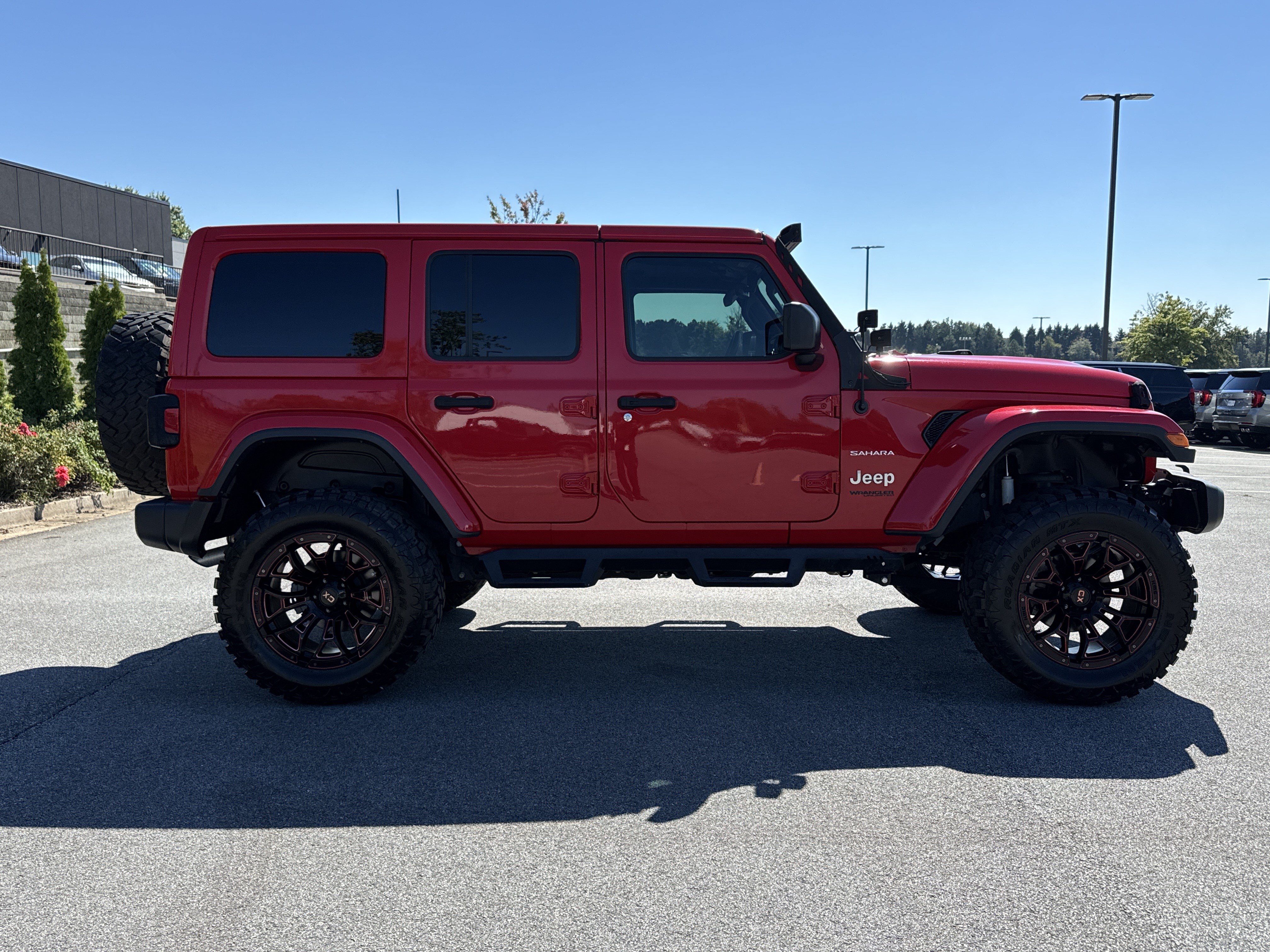 Used 2018 Jeep Wrangler Unlimited Sahara AWD/4WD image 11