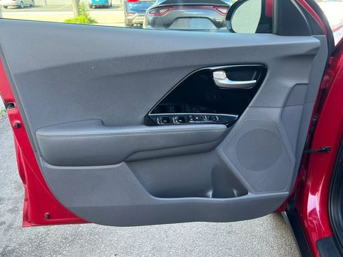 Used 2017 Kia Niro EX FWD image 12